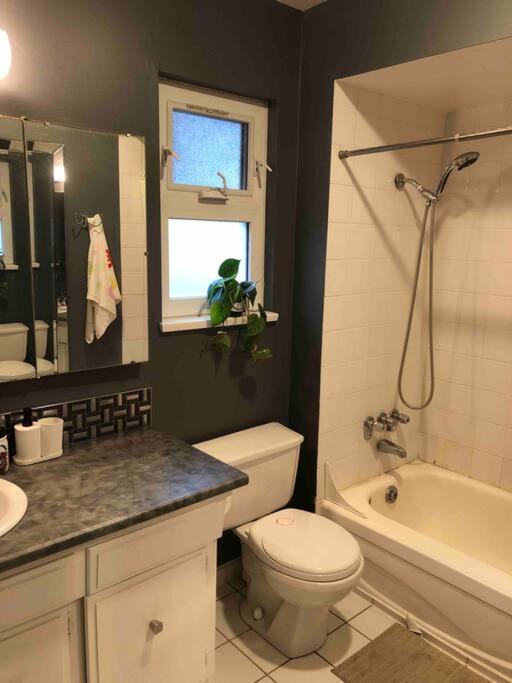 Private Room With Queen Bed In Richmond 202 المظهر الخارجي الصورة
